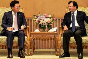 政府副總理鄭廷勇（右）接見樂天財產發展公司總經理Lee Kwang Young。（圖源：VGP）