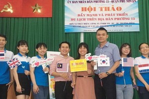 長虹旅遊勞務公司向富潤郡第十三坊居民推介旅遊活動。