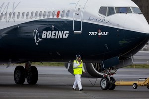 波音公司9月23日宣佈，將從當地時間23日起，向埃塞俄比亞航空公司302航班和印尼獅航610航班墜機事故中，共計300多名遇難者家屬提供財務賠償。圖為波音 737Max 客機。（圖源：互聯網）