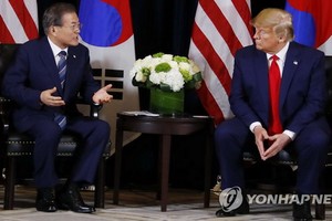  9月23日，在紐約，韓國總統文在寅（左）同美國總統特朗普舉行會談。 （圖源：韓聯社）