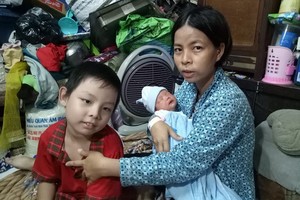 蘇麗娥與兩個兒子。