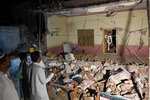 由於震源深度較淺，周邊地區都震感強烈，建築物和公共設施受損嚴重。（圖源：互聯網）