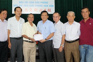 阮玉英主編(中)接受土龍木天后宮 理事會捐款 1 億 1000 萬元。