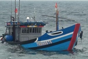 在海上遭遇沉船事故的 TT.H 91666TS號漁船。（圖源：VOV）