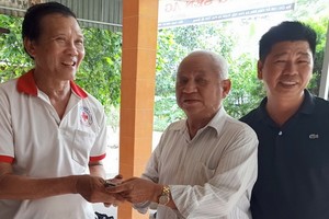 李庭輝總務（中）向安江省安富縣永厚鄉紅十字會移交建溫情屋經費。