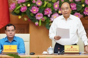 政府總理阮春福（右）在會議上發表講話。（圖源：光孝）