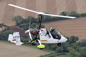 英國冒險家詹姆斯‧凱切爾(James Ketchell)成為世界上第一個獨自駕駛敞篷旋翼機環遊世界的人。（圖源：互聯網）