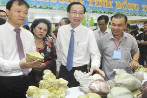 市人委會副主席黎清廉參觀各省市供應本市的農產品。（圖源：翠海）