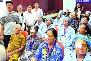 組委會慰問施白內障手術者。