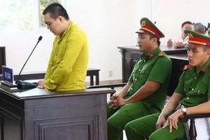 被告人阮明孝站在被告席上答審判員問案。（圖源：交通報）