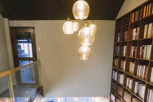 龐大的書籍數量是該咖啡店的亮點。