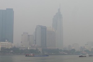 造成本市霧霾污染情況的原因是逆熱輻射現象，結合空氣濕度高，導致積聚與凝結在空氣中原有的污染物質，造成光化學失明現象。（圖源：長源）