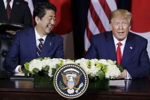 美日初步達成貿易協議，特朗普與安倍簽署共同聲明。（圖源：AP）