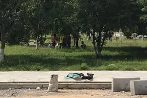 當地警方在案發現場進行勘查。（圖源：Tr. Thường）