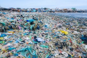 每年塑料垃圾增至兩倍。圖為平順省綏豐沙灘上堆積的塑料垃圾。（圖源：Lekima Hung）