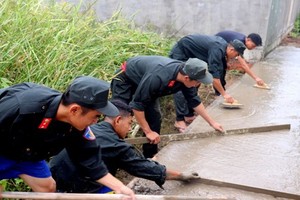 機動警察助民混凝土化巷道。（圖源：俊宇）