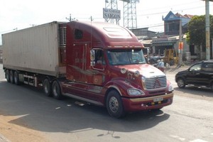 在１號國道上行駛的集裝箱車。