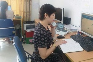 范越紅正在給一名需要輔助的受害者諮詢。