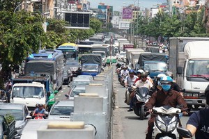 共和街-新山一機場南面區域的幹線之一正超負荷。