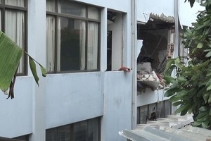 爆炸造成牆壁倒塌。（圖源：雙魚）