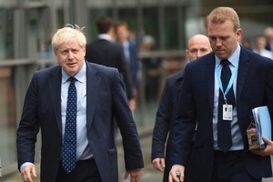 英國首相約翰遜（左）堅持不會辭職。（圖源：AFP）