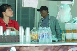 平民醫院小賣部仍售賣塑料杯。