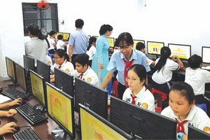 鴻龐中學的越華學生參加比賽。