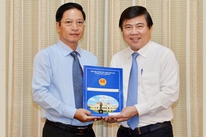 市人委會主席阮成鋒向鄧明達同志頒發人事委任《決定》。（圖源：越勇）