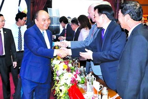 阮春福總理（前左）會見諒山省幹部。（圖源：越通社）