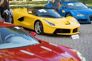 拿出來拍賣的25輛名車和跑車，包括林寶堅尼、法拉利、賓利和勞斯萊斯等。 （圖源：AP）