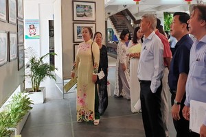 第五郡領導與代表參觀圖片展。