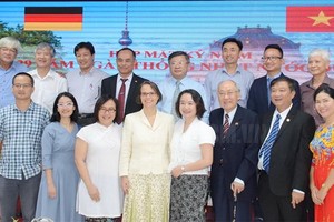 與會代表合影留念。（圖源：市黨部新聞網）