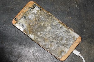 邊充電邊用手機不幸發生爆炸，導致阿江當場死亡，手機在事發現場被燒黑。（圖源：黎平）