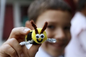 2019年6月2日，一名兒童在美國洛杉磯舉行的“我們愛蜜蜂”活動上展示蜜蜂玩具。（圖源：新華社）