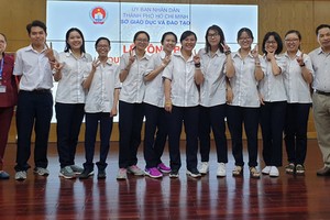 10名華文科優秀生與王桂秋、阮國強老師合照。