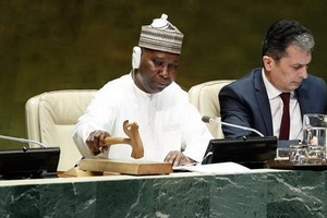 9月30日，在位於紐約的聯合國總部，第74屆聯大主席穆罕默德-班迪(左)宣佈一般性辯論閉幕。  （圖源：新華社）