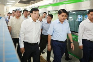 政府副總理鄭廷勇（前左一）親往視察吉靈-河東線城鐵項目。（圖源：君杜）