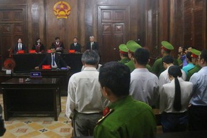 庭審現場，審判長宣讀判決書。（圖源：孟豐）