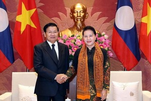 國會主席阮氏金銀（右）接見老撾總理通倫‧西蘇里。（圖源：越通社）