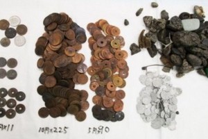 日本名古屋東山動植物園豢養的美國短吻鱷米皮於5月死亡，解剖後胃裡赫然挖出超過330枚硬幣。（圖擷自@chunichi_denhen推特）