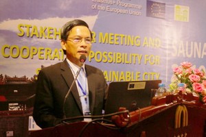 順化經濟大學校長黃文顯教授在研討會上發言。（圖源：明玉）