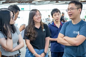 黎文鴻甄（右）與年輕朋友談話。