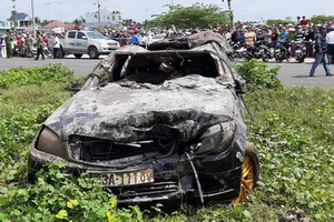 墜河汽車終於被打撈上岸。（圖源：懷商）
