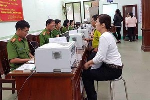 被暫扣、收回 公民身份證的場合 《公民身份證法》第二十八條規定，以下場合將被收回公民身份證：公民被褫奪國籍、退去越南國籍或入籍《決定》被取消。 公民身份證被暫扣的場合如下： -正在教養學校、強制教育中心、強制戒毒中心執行規定者。 -正被拘押、入獄服刑者。 在被暫扣公民身份證時，暫扣機關允許公民使用其公民身份證，可以按法律規定進行交易。 公民的拘押、入獄、服刑，以及在教養學校、強制教育中心、強制 戒毒中心期間屆滿，將獲歸還公民身份證。