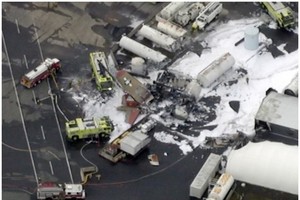 B-17轟炸機墜毀引發大火，機身幾乎完全燒毀，只剩垂尾與部分主翼能夠辨認。（圖源：AP）