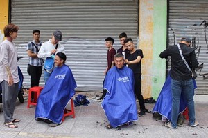 正午，快樂的給窮人理髮。 