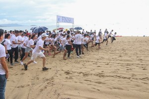 “第六次慈善樂跑”活動，吸引逾300名運動員參加。