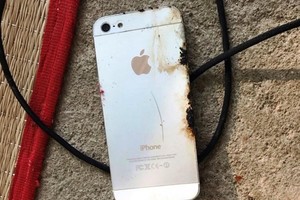 充電中使用手機不幸遭爆破導致阿才當場死亡。（圖源：BLĐ）