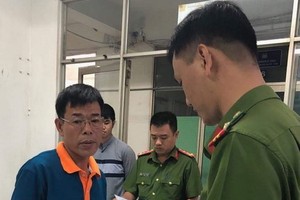 執法警員向嫌犯阮海南宣讀逮捕令。（圖源：士興）