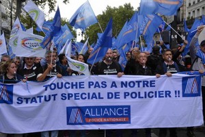 當地時間2日，法國警察因不堪工作壓力，在巴黎展開“憤怒遊行”，旨在引起社會各界對警察困難狀況的重視。（圖源：互聯網）